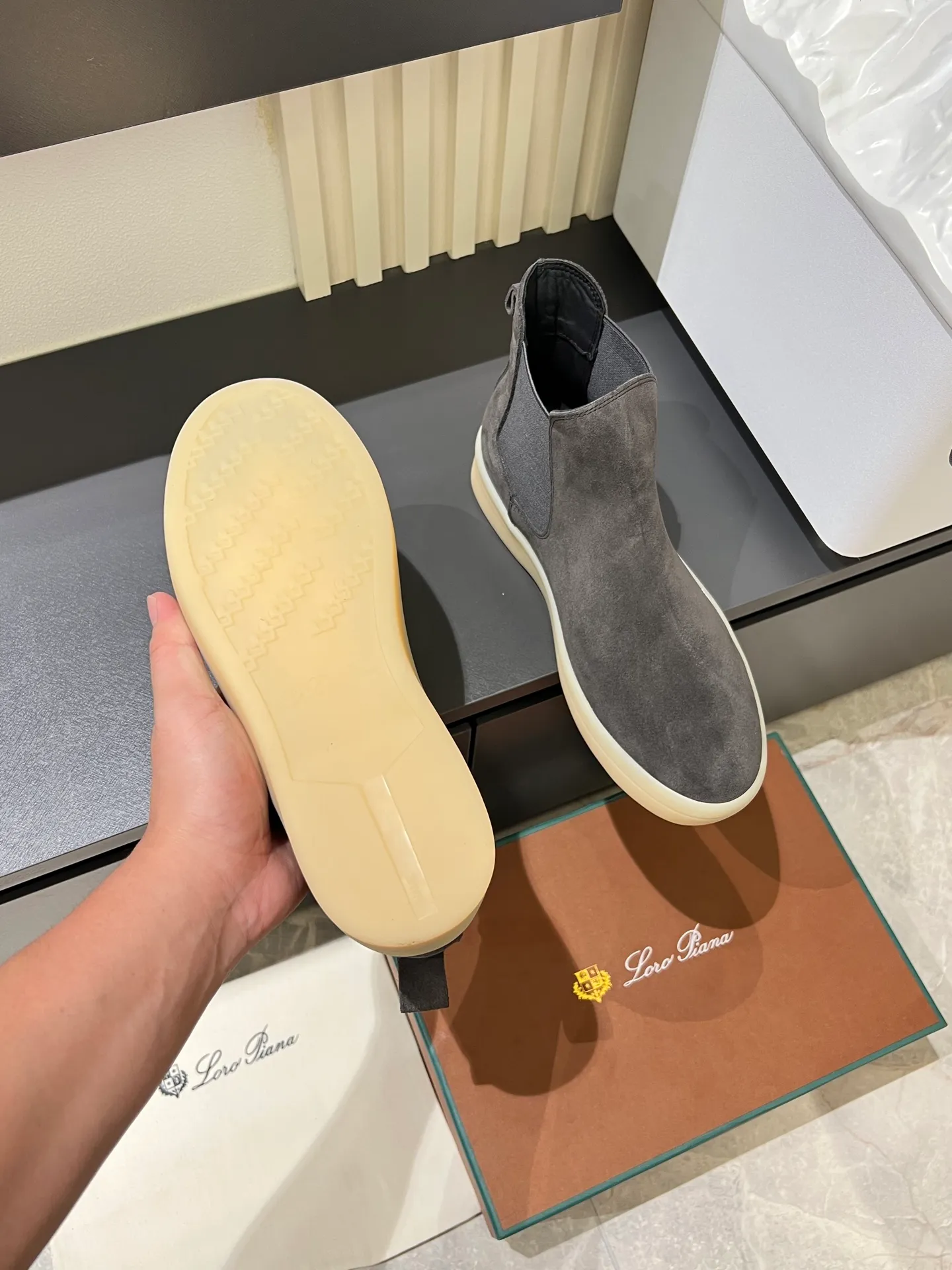 p440 Loro Piana's new niche winter men's mid-top shoes are shipped! The fabric is made of mercerized cowhide imported from Italy, with a sheepskin lining, which is comfortable, breathable and not stuffy to the feet. The outsole is made of natural rubber, which is wear-resistant and non-slip! Size: 38-44 (45.46.)